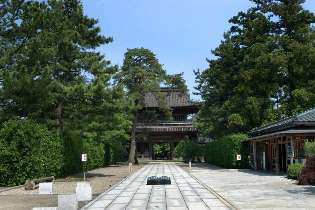 이시카와현 나타데라 사찰의 본당과 절벽 동굴 풍경