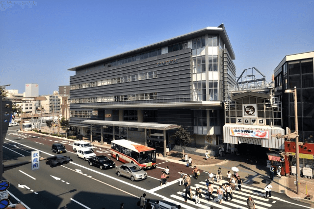 오미초 시장의 활기찬 상점가와 해산물