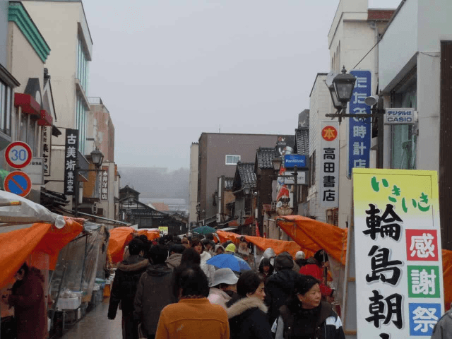 와지마 아침시장의 활기찬 상점가 풍경